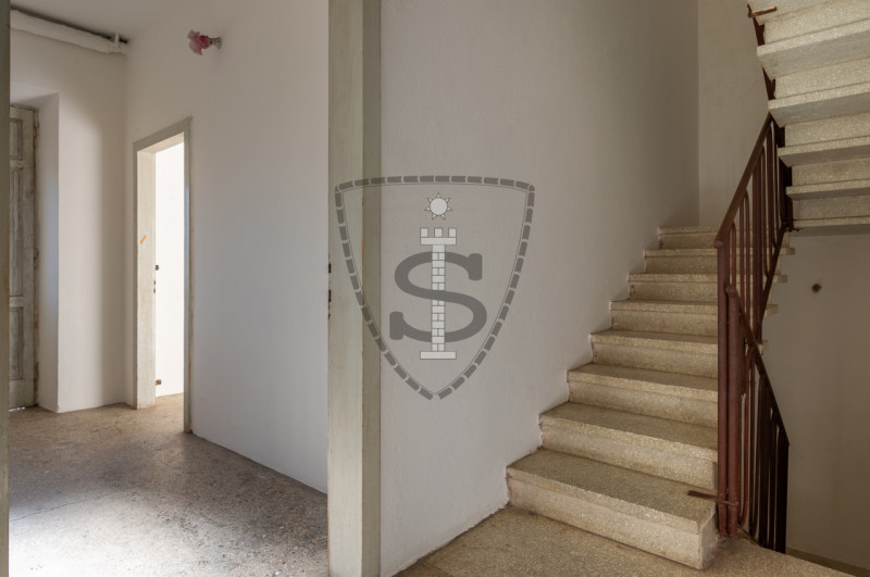 Proponiamo in vendita un appartamento situato al piano terra, di una bifamiliare da ristrutturare...