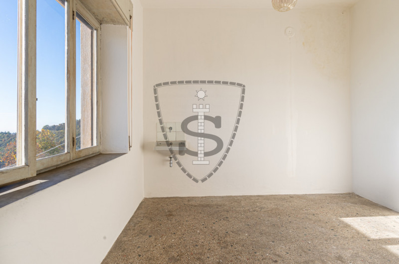 Proponiamo in vendita un appartamento situato al piano terra, di una bifamiliare da ristrutturare...