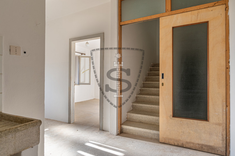 Proponiamo in vendita un appartamento situato al piano terra, di una bifamiliare da ristrutturare...