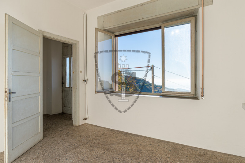 Proponiamo in vendita un appartamento situato al piano terra, di una bifamiliare da ristrutturare...