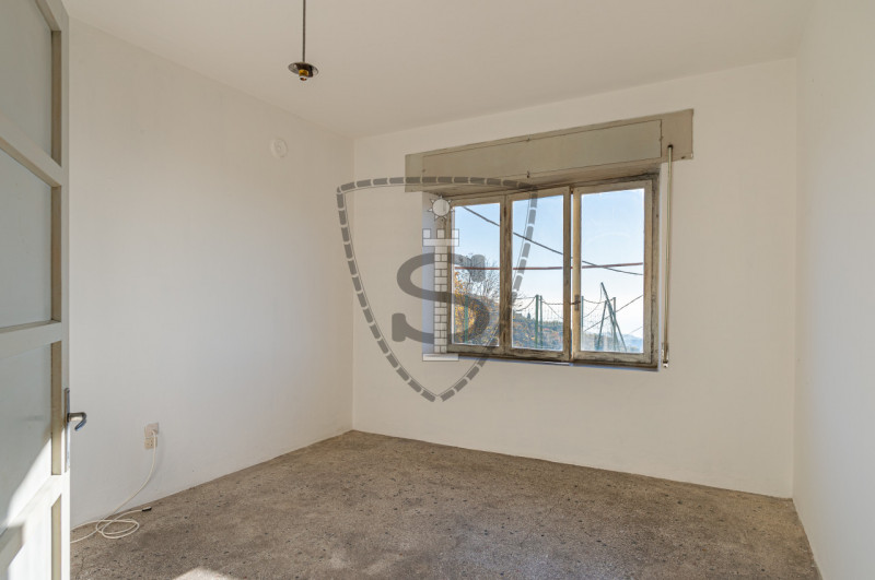 Proponiamo in vendita un appartamento situato al piano terra, di una bifamiliare da ristrutturare...