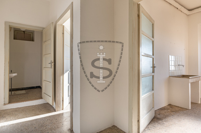 Proponiamo in vendita un appartamento situato al piano terra, di una bifamiliare da ristrutturare...