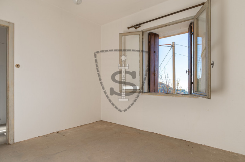 Proponiamo in vendita un appartamento situato al piano terra, di una bifamiliare da ristrutturare...