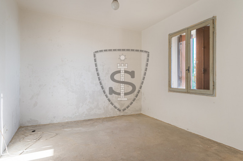 Proponiamo in vendita un appartamento situato al piano terra, di una bifamiliare da ristrutturare...