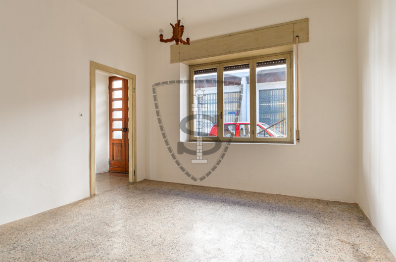 Proponiamo in vendita un appartamento situato al piano terra, di una bifamiliare da ristrutturare...