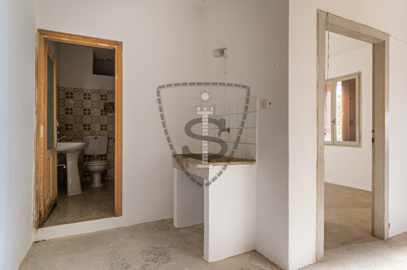 Proponiamo in vendita un appartamento situato al piano terra, di una bifamiliare da ristrutturare...