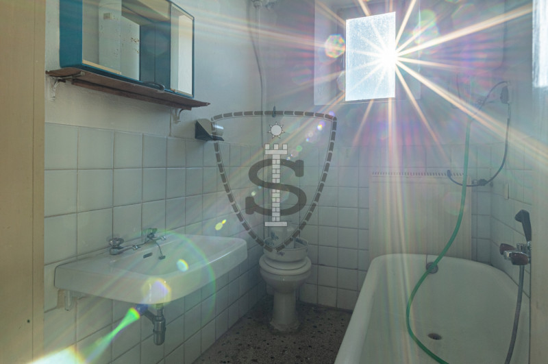 Proponiamo in vendita un appartamento situato al piano terra, di una bifamiliare da ristrutturare...