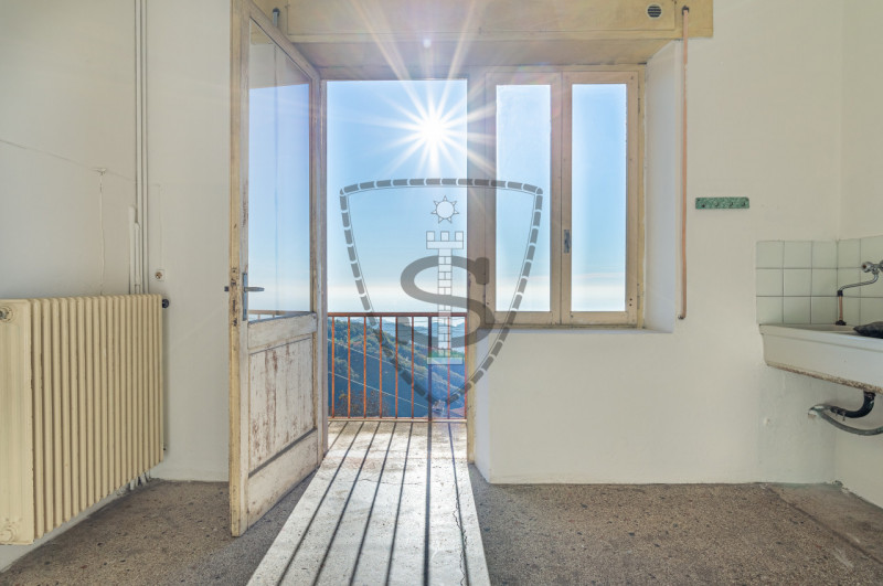 Proponiamo in vendita un appartamento situato al piano terra, di una bifamiliare da ristrutturare...