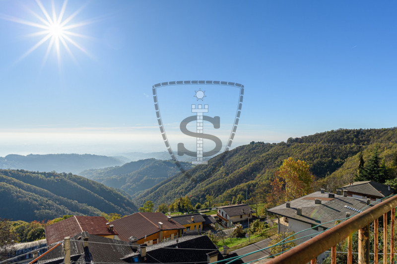 Proponiamo in vendita un appartamento situato al piano terra, di una bifamiliare da ristrutturare...