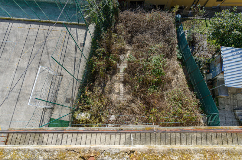 Proponiamo in vendita un appartamento situato al piano terra, di una bifamiliare da ristrutturare...