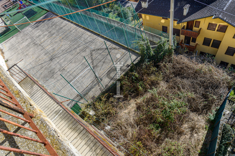 Proponiamo in vendita un appartamento situato al piano terra, di una bifamiliare da ristrutturare...