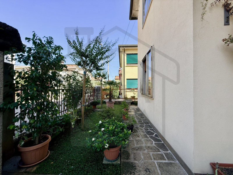 TORREGLIA - Nel cuore di Torreglia, in una posizione centralissima ma allo stesso tempo riservata...