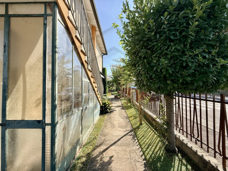 TORREGLIA - Nel cuore di Torreglia, in una posizione centralissima ma allo stesso tempo riservata...