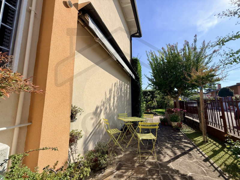 TORREGLIA - Nel cuore di Torreglia, in una posizione centralissima ma allo stesso tempo riservata...