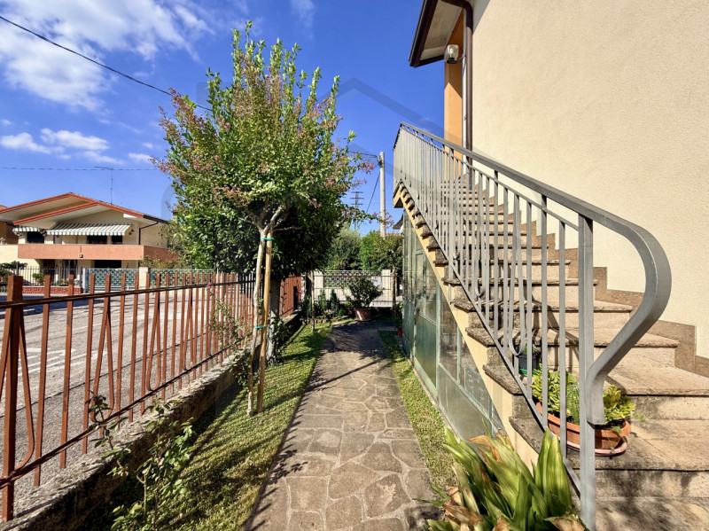 TORREGLIA - Nel cuore di Torreglia, in una posizione centralissima ma allo stesso tempo riservata...