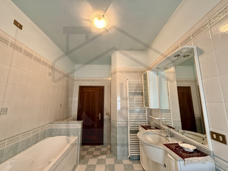 TORREGLIA - Nel cuore di Torreglia, in una posizione centralissima ma allo stesso tempo riservata...