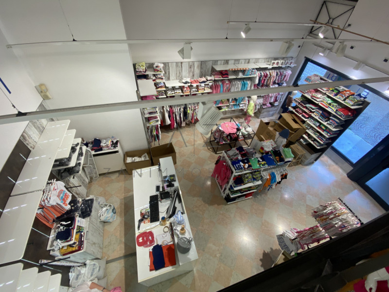 Situato nella storica piazza Giorgione, proponiamo in vendita un affascinante negozio di 120 mq, ...