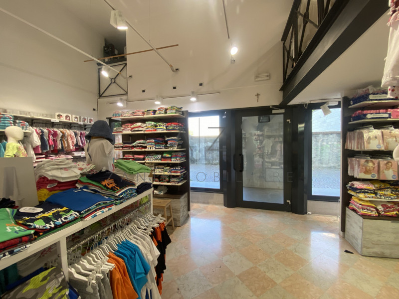 Situato nella storica piazza Giorgione, proponiamo in vendita un affascinante negozio di 120 mq, ...