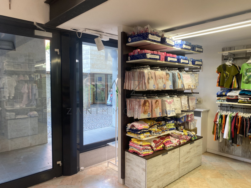 Situato nella storica piazza Giorgione, proponiamo in vendita un affascinante negozio di 120 mq, ...