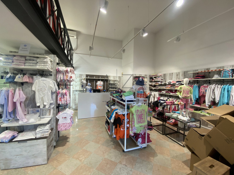 Situato nella storica piazza Giorgione, proponiamo in vendita un affascinante negozio di 120 mq, ...