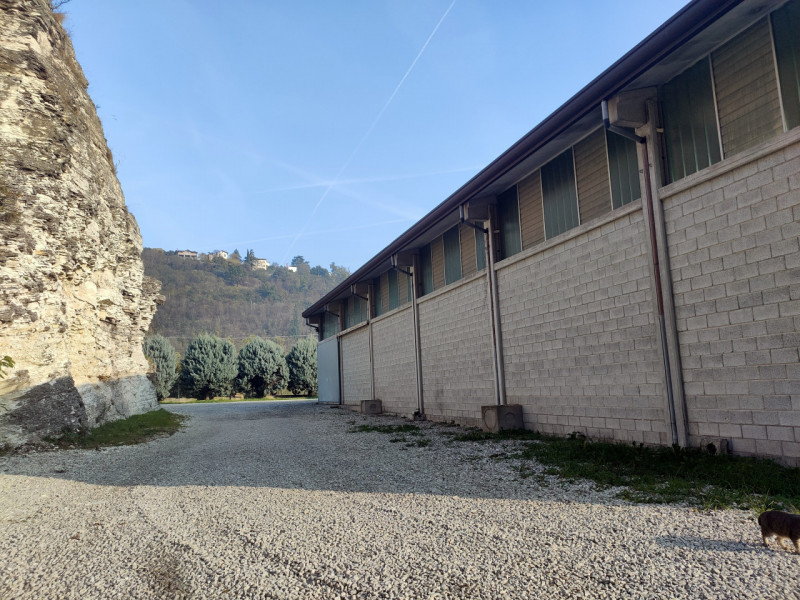 TEOLO - Villa Proponiamo in vendita un capannone di circa 600 mq. La struttura è dotata di tre ac...