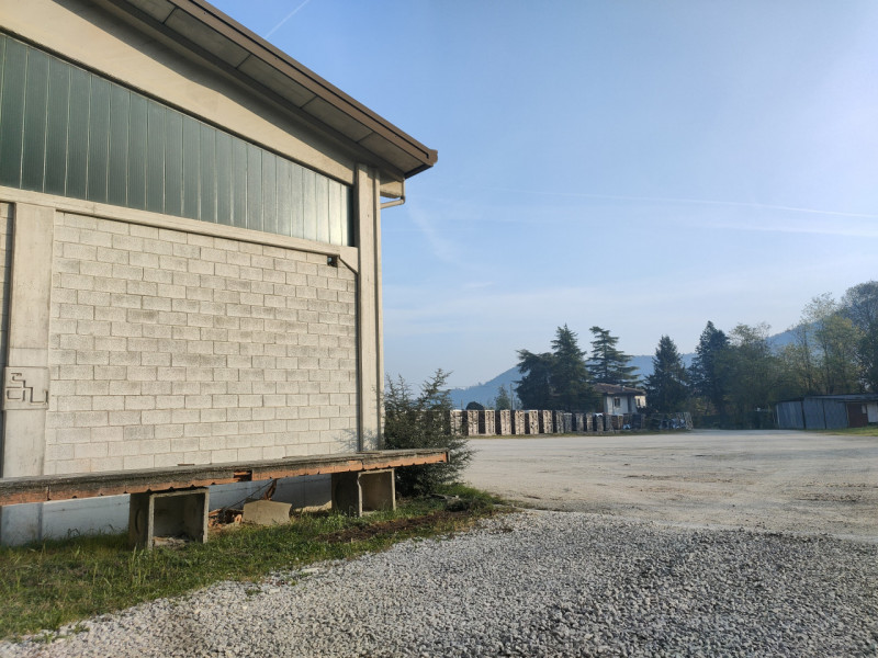 TEOLO - Villa Proponiamo in vendita un capannone di circa 600 mq. La struttura è dotata di tre ac...