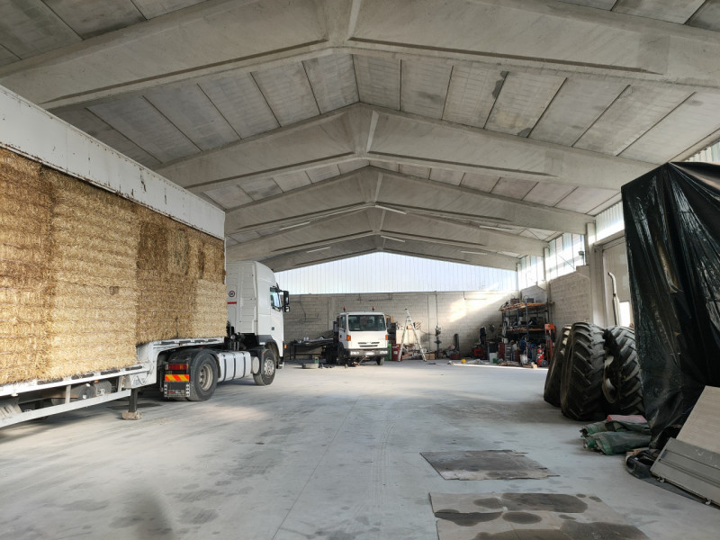 TEOLO - Villa Proponiamo in vendita un capannone di circa 600 mq. La struttura è dotata di tre ac...