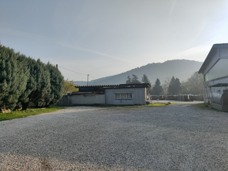 TEOLO - Villa Proponiamo in vendita un capannone di circa 600 mq. La struttura è dotata di tre ac...