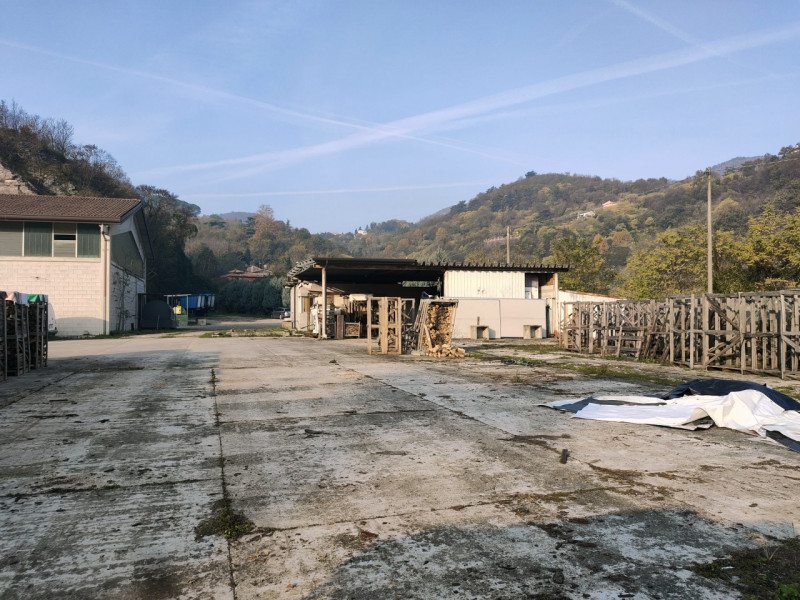 TEOLO - Villa Proponiamo in vendita un capannone di circa 600 mq. La struttura è dotata di tre ac...