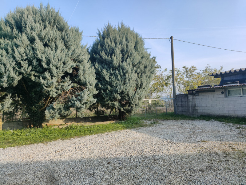 TEOLO - Villa Proponiamo in vendita un capannone di circa 600 mq. La struttura è dotata di tre ac...