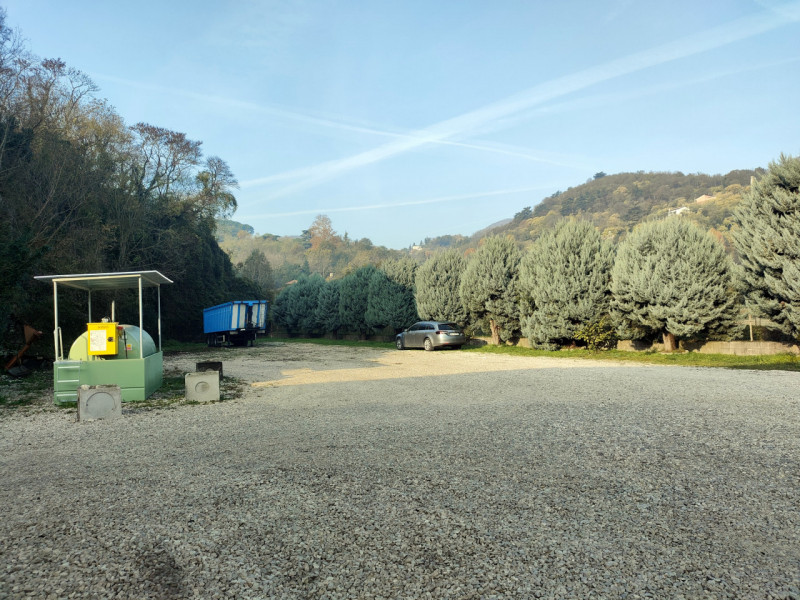 TEOLO - Villa Proponiamo in vendita un capannone di circa 600 mq. La struttura è dotata di tre ac...