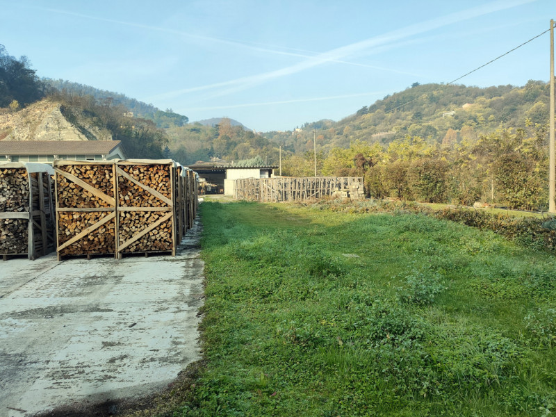 TEOLO - Villa Proponiamo in vendita un capannone di circa 600 mq. La struttura è dotata di tre ac...