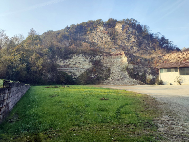 TEOLO - Villa Proponiamo in vendita un capannone di circa 600 mq. La struttura è dotata di tre ac...