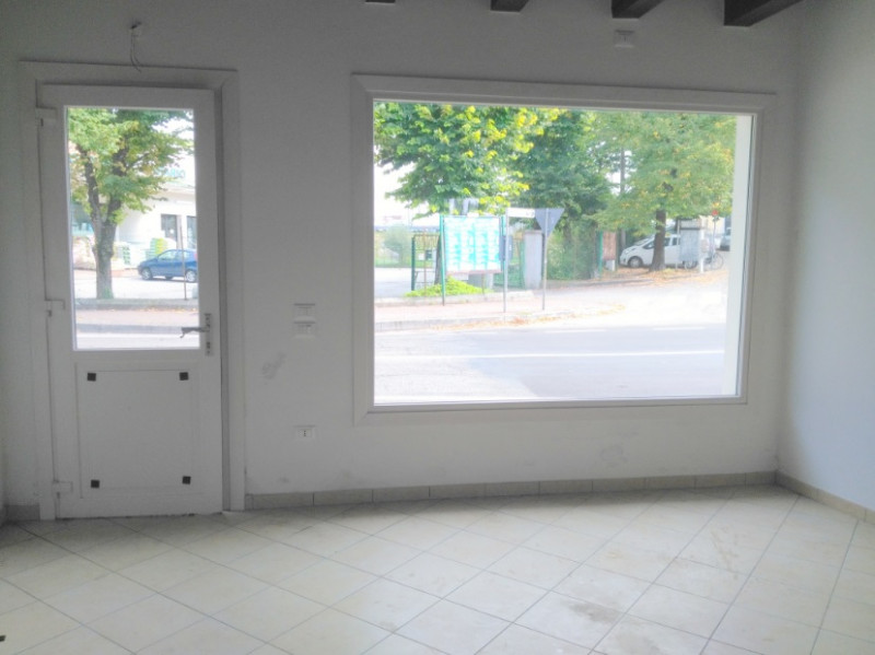 Spresiano (TV) Via Lazzaris 70
Proponiamo negozio indipendente in zona centrale, su strada di for...