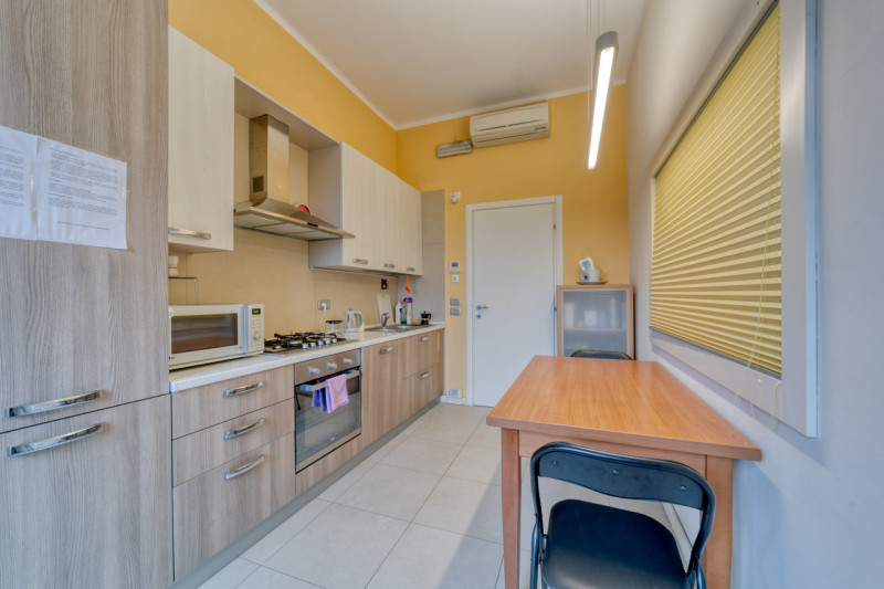 CANONE DI LOCAZIONE al mese 350 euro + 150 euro di spese per manutenzione continua e comprendono:...