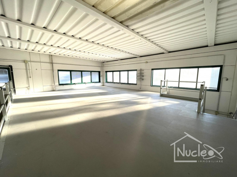 BATTAGLIA TERME: proponiamo in vendita in zona industriale di Battaglia Terme un fabbricato di re...