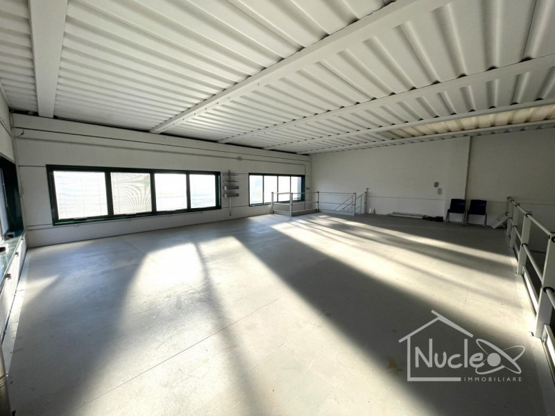 BATTAGLIA TERME: proponiamo in vendita in zona industriale di Battaglia Terme un fabbricato di re...