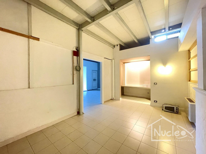 BATTAGLIA TERME: proponiamo in vendita in zona industriale di Battaglia Terme un fabbricato di re...