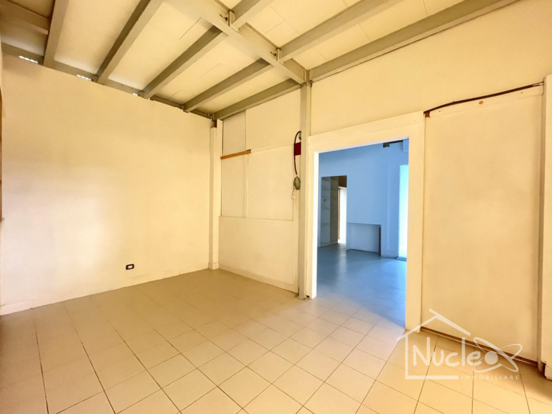 BATTAGLIA TERME: proponiamo in vendita in zona industriale di Battaglia Terme un fabbricato di re...