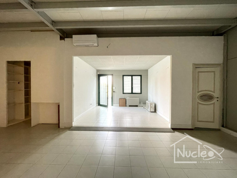 BATTAGLIA TERME: proponiamo in vendita in zona industriale di Battaglia Terme un fabbricato di re...