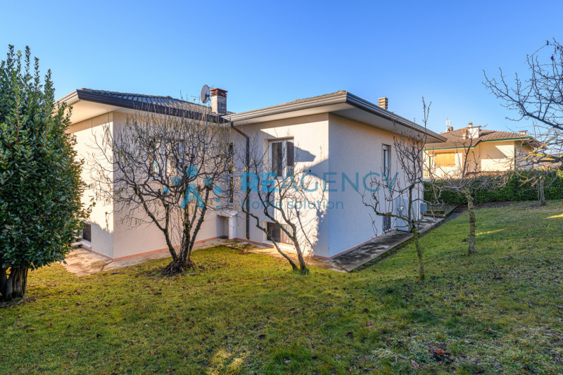 Nogarole Vicentino -  proponiamo in vendita un'impeccabile villa singola su un lotto recintato di...