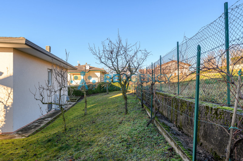Nogarole Vicentino -  proponiamo in vendita un'impeccabile villa singola su un lotto recintato di...