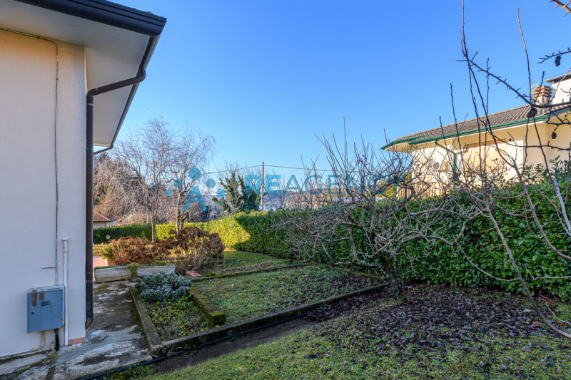 Nogarole Vicentino -  proponiamo in vendita un'impeccabile villa singola su un lotto recintato di...