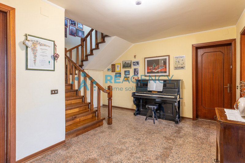 Nogarole Vicentino -  proponiamo in vendita un'impeccabile villa singola su un lotto recintato di...