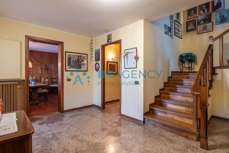 Nogarole Vicentino -  proponiamo in vendita un'impeccabile villa singola su un lotto recintato di...