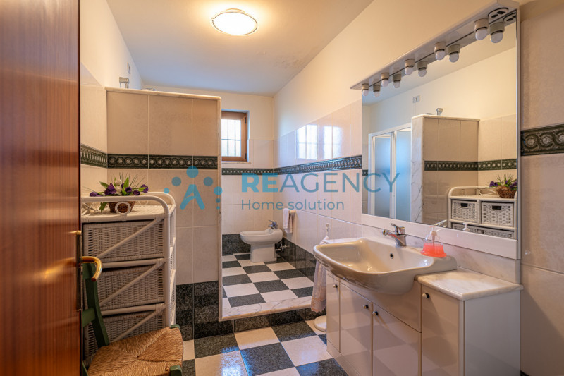 Nogarole Vicentino -  proponiamo in vendita un'impeccabile villa singola su un lotto recintato di...