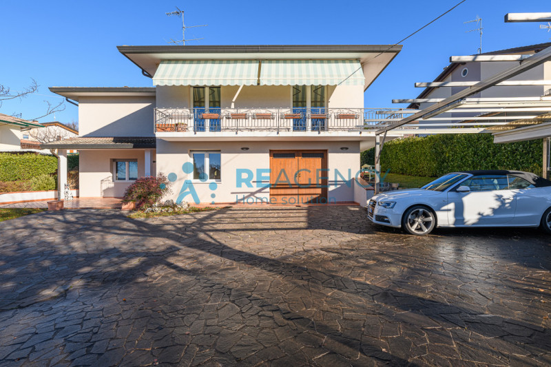 Nogarole Vicentino -  proponiamo in vendita un'impeccabile villa singola su un lotto recintato di...