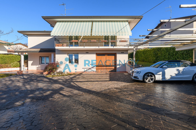 Nogarole Vicentino -  proponiamo in vendita un'impeccabile villa singola su un lotto recintato di...