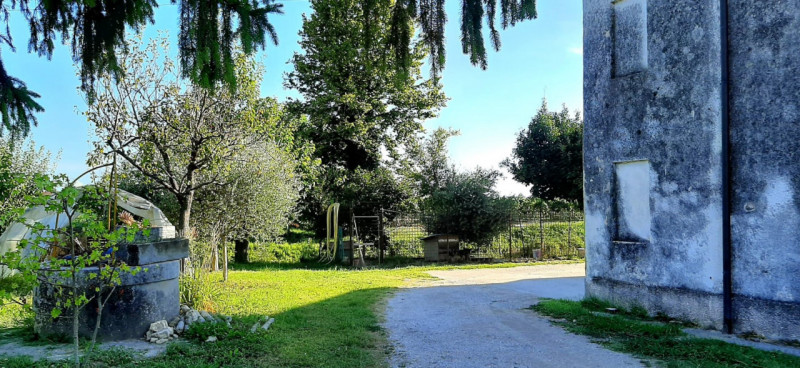 SOSSANO: Situato in zona di campagna ed ottimamente collegato al Centro del paese, ampio immobile...