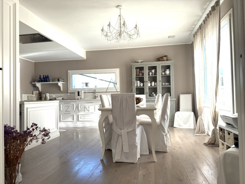 Proponiamo in vendita una splendida casa singola nuova, situata nella tranquilla e riservata zona...
